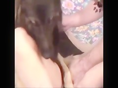 Rubia jugueteando con su perro caliente