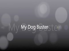 Hombre inflando al caballo